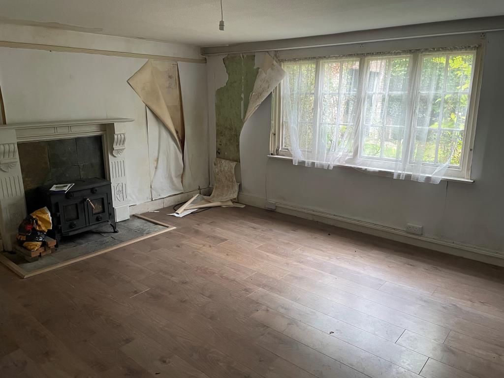 Lot: 98 - PART-POSSESSION INVESTMENT WITH POTENTIAL PRODUCING APPROXIMATELY £21,000 PER ANNUM - Living room with fireplace